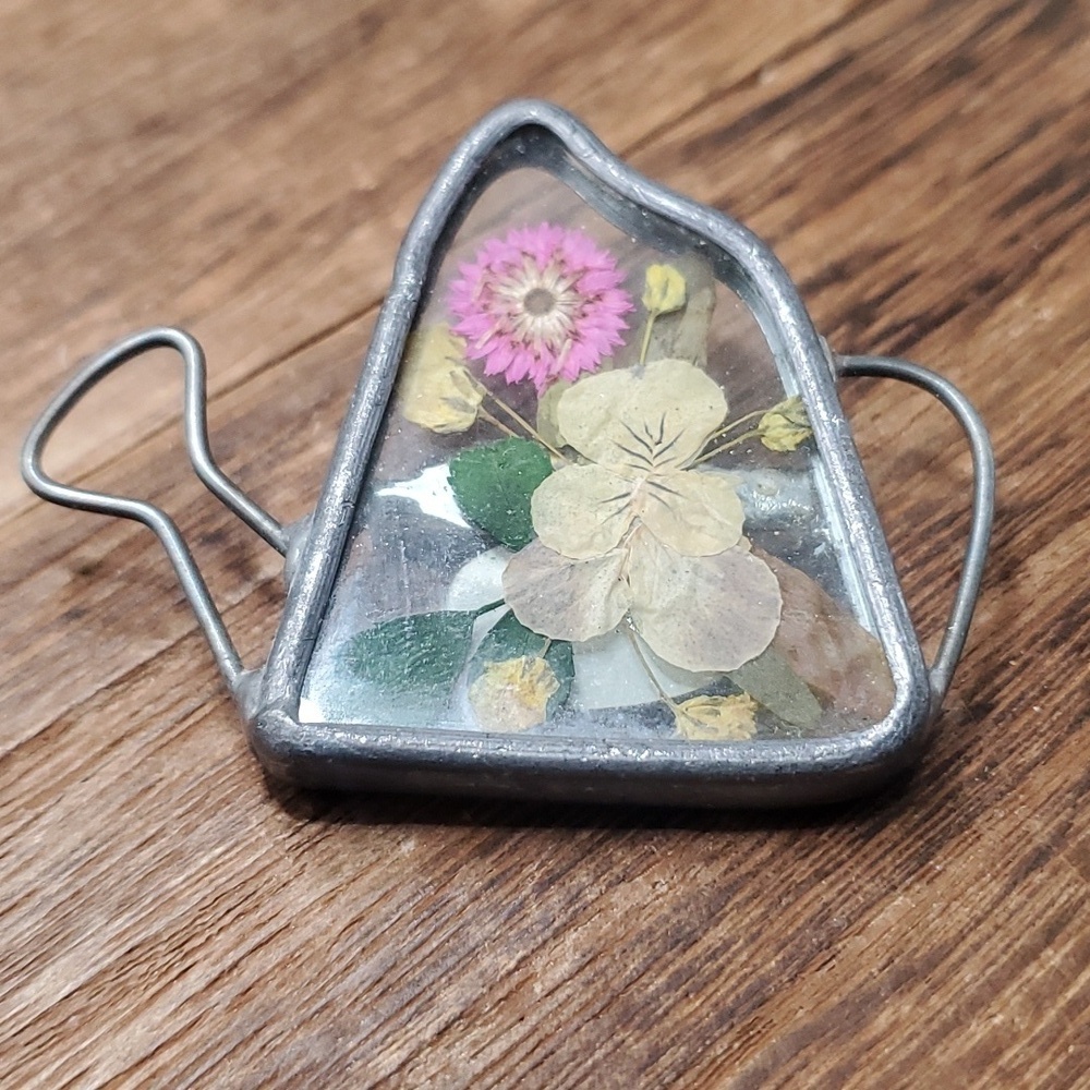 B812 watering can encased dried flowers brooch papel giftware